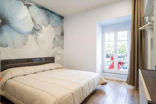 una camera da letto con un letto e un dipinto sul muro di Blue Dream Suites a Salerno