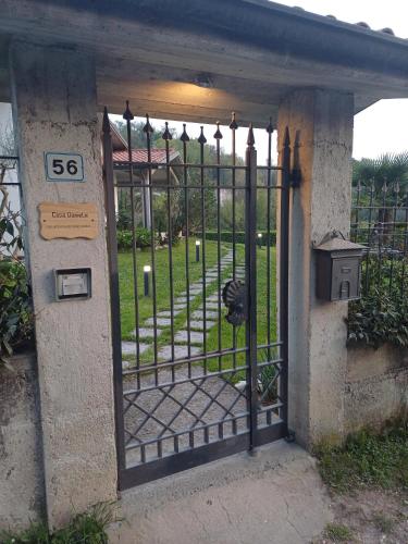an entrance to a gate with a bird behind it at Casa Daniele in Villanuova sul clisi