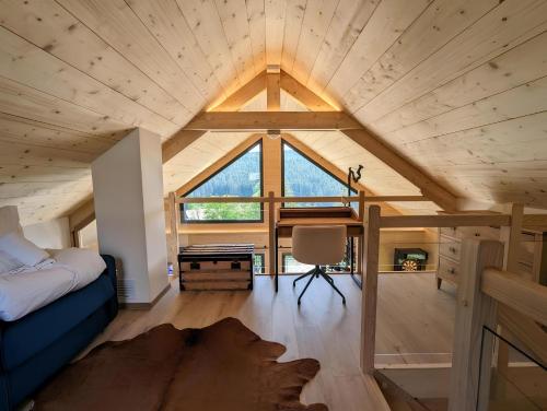 - une chambre avec un lit et un bureau dans une cabine dans l'établissement Chalet l'URSUS - séjour premium avec vue montagne, à Gérardmer