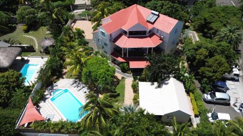an aerial view of a house with a swimming pool at LAKAZ DEL SOL - Modern and elegant apartments with luxurious garden, pool and barbecue area - Tourism Permit Certified in Tamarin