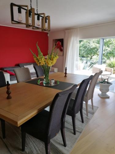 une salle à manger avec une table et des chaises en bois dans l'établissement Chez Émilie et Didier, à Saint-Avaugourd-des-Landes