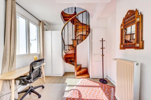 un bureau avec un escalier en colimaçon et un bureau dans l'établissement Le Montparnasse - Wifi - Climatisation, à Paris
