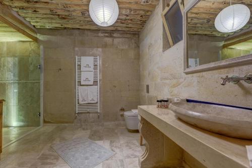 a bathroom with a sink and a toilet at Taskonaklar in Uchisar