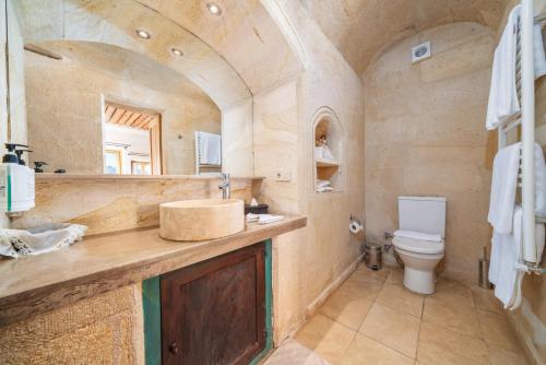 a bathroom with a sink and a toilet at Taskonaklar in Uchisar
