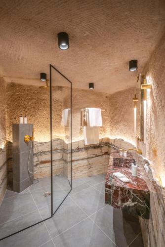 a large bathroom with a shower and a sink at Taskonaklar in Uchisar