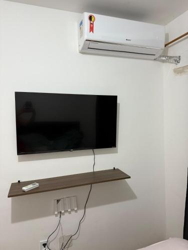 Una televisión o centro de entretenimiento en The Perfect Getaway in São Luís