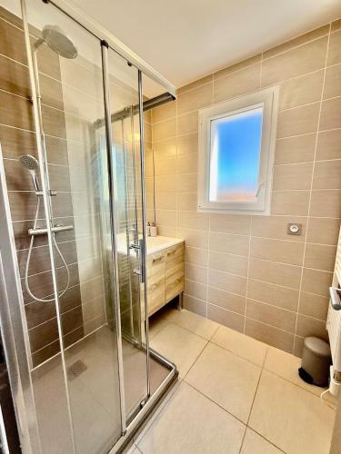 une salle de bain avec douche et lavabo dans l'établissement Le Rondeau l Exterieur privatif, à La Rochelle