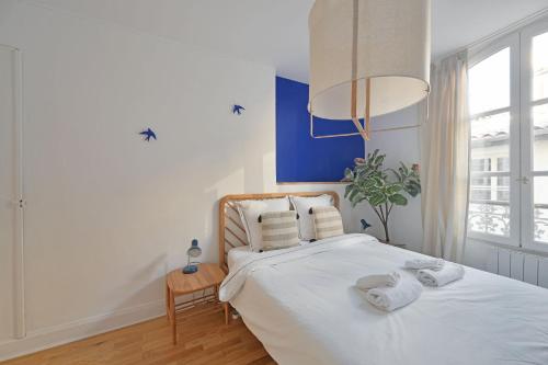 une chambre avec un lit avec deux serviettes dessus dans l'établissement Le Madaloca - AC CLIM - WIFI - HYPERCENTRE, à Avignon