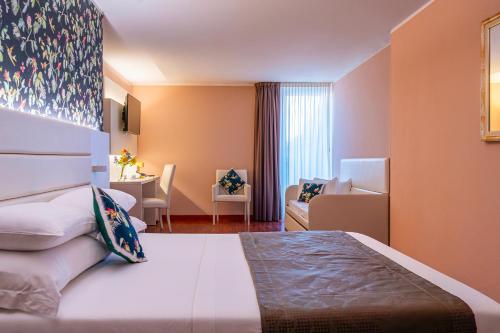 Postel nebo postele na pokoji v ubytování Hotel Formula Int. & Puravita SPA
