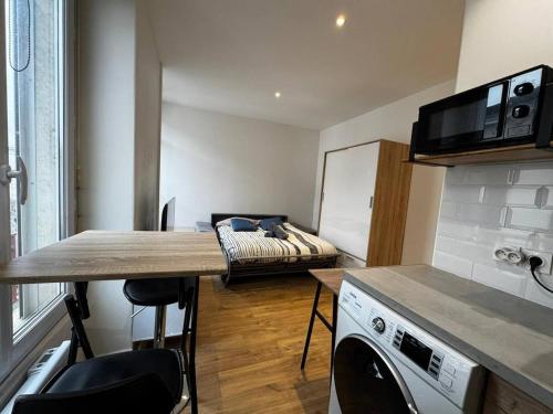 Cette petite chambre dispose d'une cuisine avec un lit. dans l'établissement Charmant studio équipé, à Oullins