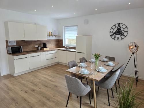Η κουζίνα ή μικρή κουζίνα στο Großes Apartment mit Küche, Dusche, Badewanne, Balkon, Parkplatz vor dem Haus, schnelles Internet, ADA5
