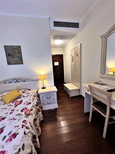 a bedroom with a bed and a desk and a desk at Park Villa - Boutique Hotel in Timişoara