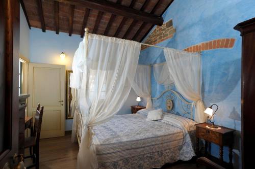 a bedroom with a bed with a blue wall at La Pietra Piana Casa Vacanze in Reggello