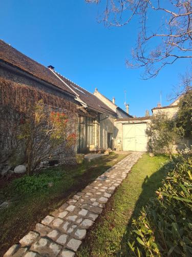 a stone path in front of a house at Ikigai Fontainebleau - Cottage in Villiers-sous-Grez