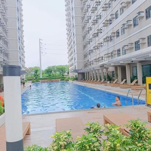 Kolam renang di atau dekat dengan Affordable Staycation in Dasma Green 2 Residence