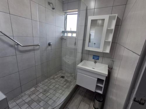 Ένα μπάνιο στο Six Sleeper with Sea Views Shaka Shores 11A