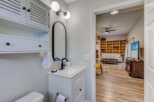 Ένα μπάνιο στο Nice neighborhood Pool, Office, 4 TVs, King b, BBQ