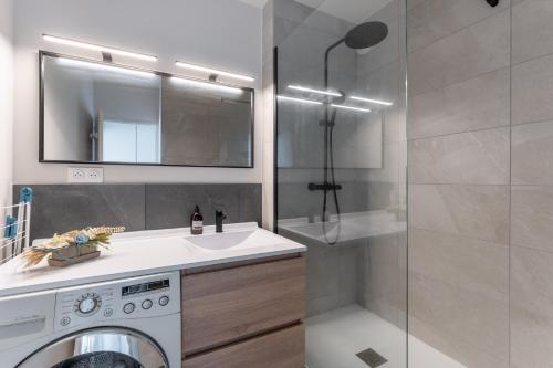 La salle de bains est pourvue d'un lave-linge et d'une douche. dans l'établissement Asirem - Pied de métro dans le 7ème, à Lyon