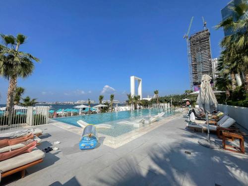 Bazén v ubytování Situated On the Famous JBR With Direct Beach Access nebo v jeho okolí