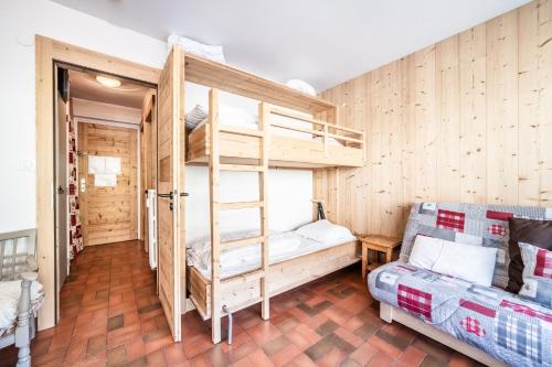 - une chambre avec des lits superposés et un canapé dans l'établissement OLYMPIQUE S4 Studio au pied des pistes et de l'ESF, à Morzine