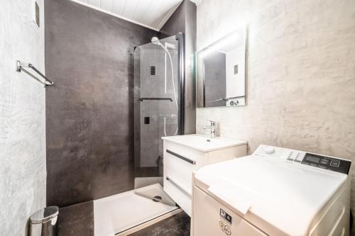 une petite salle de bain avec un lavabo et une douche dans l'établissement OLYMPIQUE S4 Studio au pied des pistes et de l'ESF, à Morzine