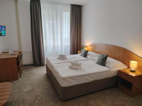 Postel nebo postele na pokoji v ubytování Hotel Legie