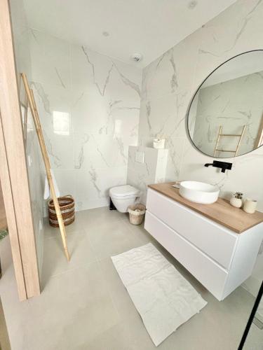 une salle de bain blanche avec un lavabo et un miroir dans l'établissement Villa vue montagne - 8 pers, à Sotta