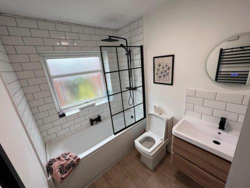 Koupelna v ubytování Altrincham House - 2BR - Sleeps 6 - WiFi - Parking