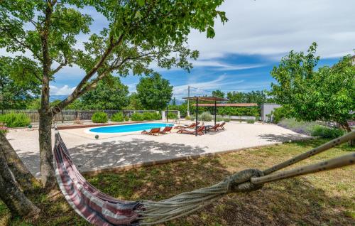 Bazén v ubytovaní Pet Friendly Home In Pridraga With Wifi alebo v jeho blízkosti