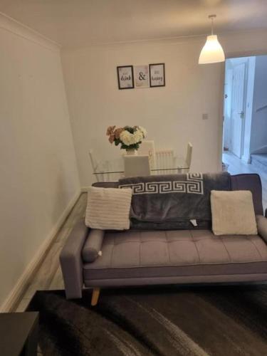 a living room with a couch and a table at 3 Bed House - Sleeps 6 - Parking - Wifi in Maidstone