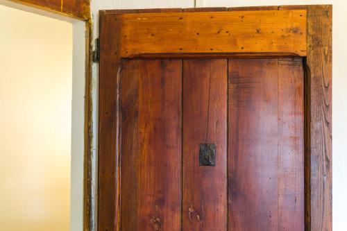 a wooden door in the corner of a room at Casa Falerno in Città di Castello