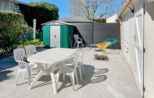 Patio nebo venkovní prostory v ubytování Gorgeous Home In Notre-Dame-De-Monts