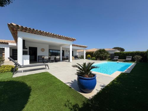 une villa avec piscine et une maison dans l'établissement VILLA Azura 5 étoiles Vue panoramique, à Sainte-Maxime