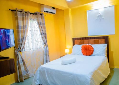 Postel nebo postele na pokoji v ubytování Tasteful Ikeja 2bed rooms luxury Apartment On Allen Aveneue ,Ogundana ,3Min to the Airport ,24hours Power