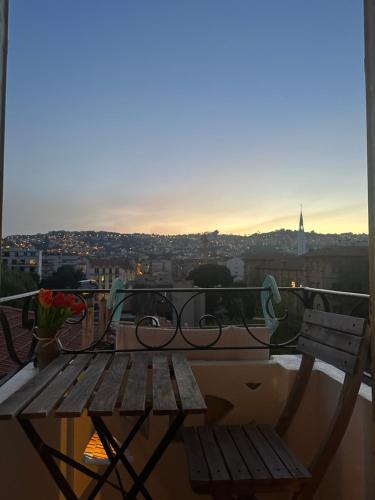 un banc en bois posé au sommet d'un balcon dans l'établissement Studio libération, à Nice