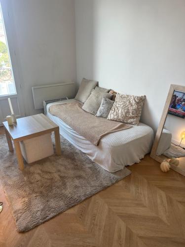 un salon avec un canapé et une table dans l'établissement Studio libération, à Nice