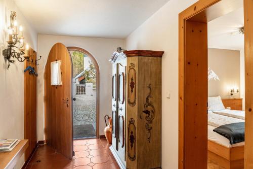 une chambre avec une porte menant à une chambre avec un lit dans l'établissement Ferienhaus Frühholz - Fewo Wank, à Grainau