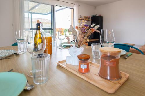 - une table en bois avec une bouteille de vin et des verres dans l'établissement Lou Pitchou Carri, à Richerenches