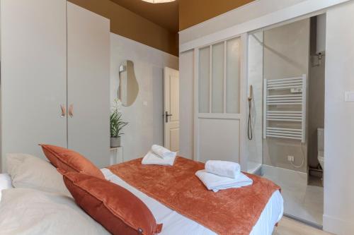 une chambre avec un lit avec deux serviettes dessus dans l'établissement Hypercentre - Le Balcon des Pyrénées, à Pau