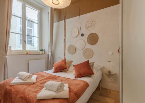 une chambre avec un lit avec deux serviettes dessus dans l'établissement Hypercentre - Le Balcon des Pyrénées, à Pau