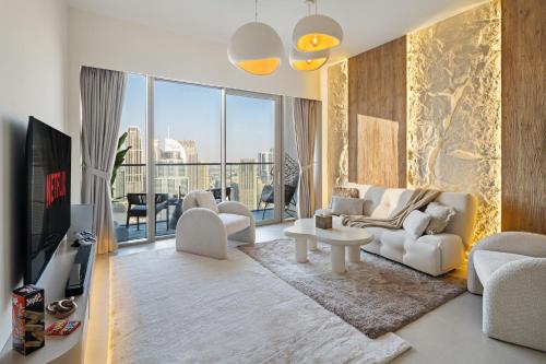 TV a/nebo společenská místnost v ubytování Full Burj and Fountain view Downtown by Bella Elite Homes