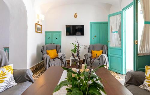 a living room with two chairs and a table at Casa De Las Bovedas in Rosal de la Frontera