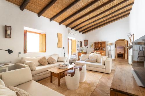un salon avec des canapés blancs et une table dans l'établissement True Local Village, à Loulé