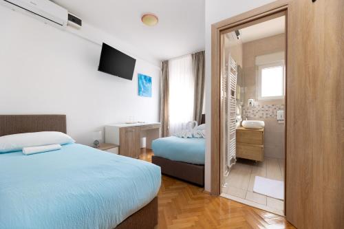Posteľ alebo postele v izbe v ubytovaní Villa Okruk-10 meters away from the beach