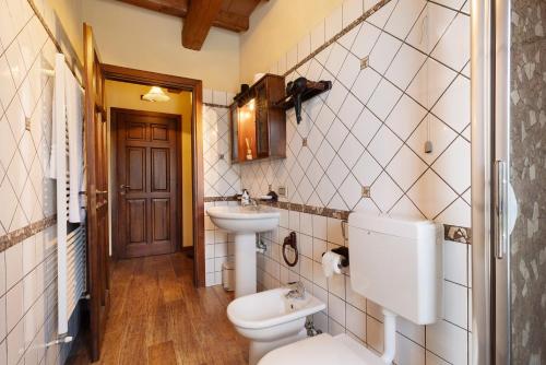 a bathroom with a toilet and a sink at Fattoria Delle Vignole in Sommariva Perno