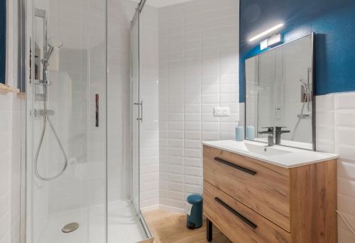 une salle de bain avec un lavabo et une douche dans l'établissement Bourbon Royal, à Pau