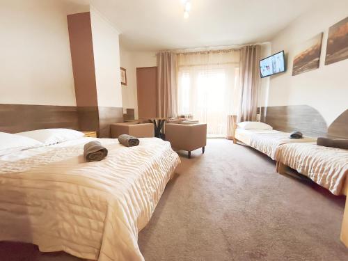 Postel nebo postele na pokoji v ubytování Pokoje Gościnne i Apartamenty Krupówki 19