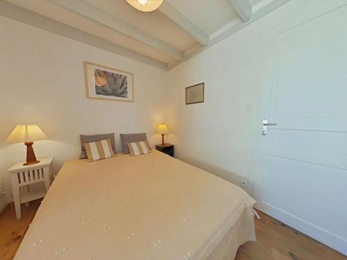 Posteľ alebo postele v izbe v ubytovaní Charmante maison à 250m de la plage avec jardin, terrasse ensoleillée et garage à vélo, L'Épine - FR-1-224B-161