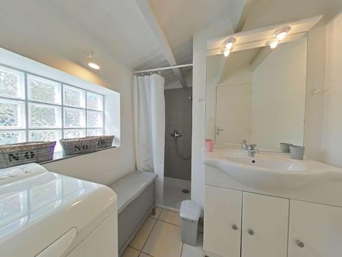 Kúpeľňa v ubytovaní Charmante maison à 250m de la plage avec jardin, terrasse ensoleillée et garage à vélo, L'Épine - FR-1-224B-161