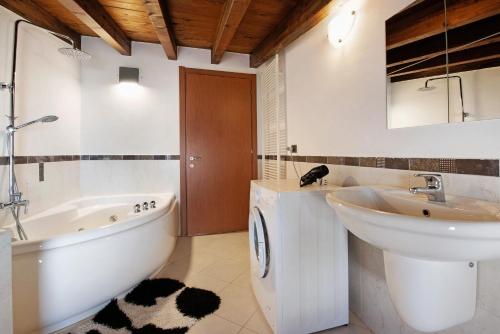 Ένα μπάνιο στο Casa Cardo
